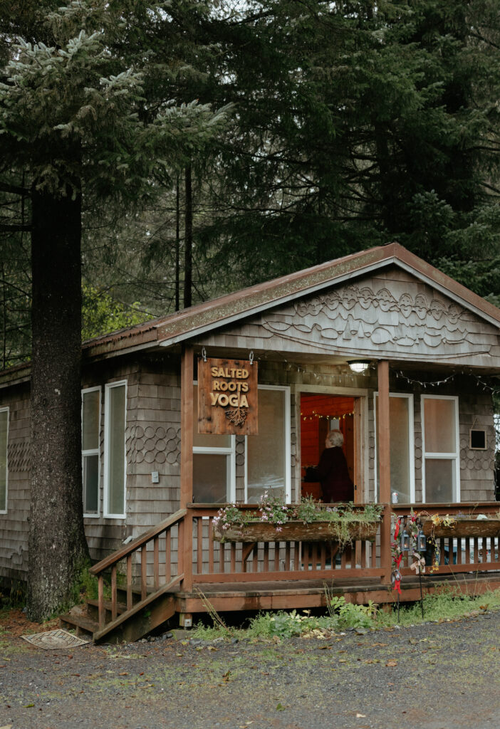 A wood cabin in the forrest. 